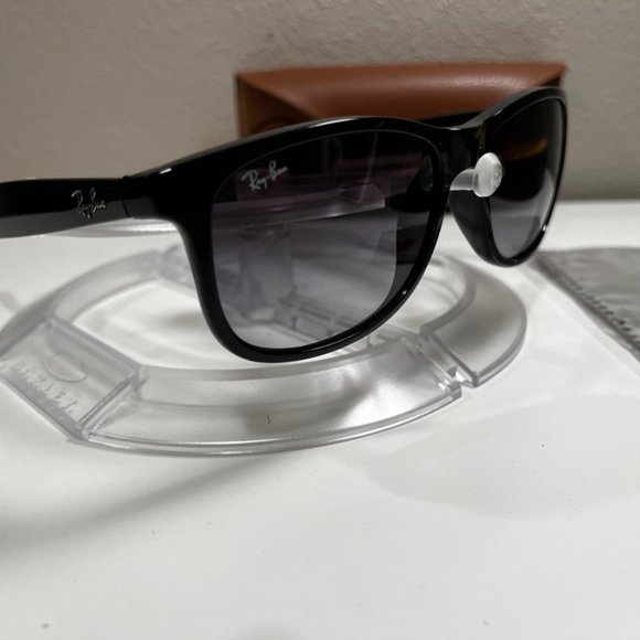 Ray-Ban Andy sunglasses (RB4202). Black frame/grey gradient lenses. - Picture 3 of 4